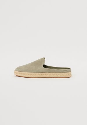 Grüner Wildleder-Slipper mit einer Espadrille-artigen Jutesohle. Runde Zehenpartie und offenes Fersen-Design. Subtile Markierung an der Seite.