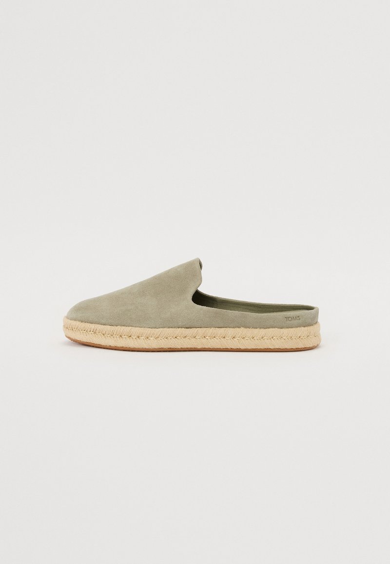 Zelene suede slip-on cipele s jute potplatima u espadrille stilu. Zaobljen vrh i otvoreni dizajn pete. Suptilno brendiranje sa strane.