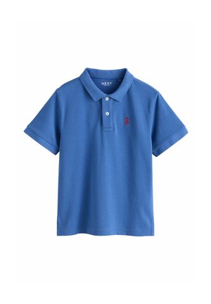 Plava polo majica kratkih rukava s dva gumba i malim crvenim izvezenim logotipom na lijevoj strani prsa.