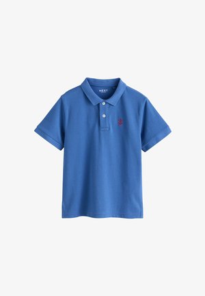 Mėlynas trumpomis rankovėmis polo marškinėlis su dviem mygtukais ir mažu raudonu siuvinėtu logotipu kairėje krūtinės pusėje.