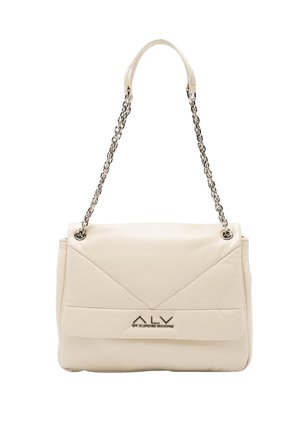 Borsa in pelle color crema con tracolla a catena, caratterizzata da un design con patta piegata e un logo metallico lucido sulla parte anteriore.