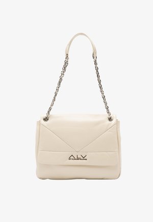 Borsa in pelle color crema con tracolla a catena, caratterizzata da un design con patta piegata e un logo metallico lucido sulla parte anteriore.