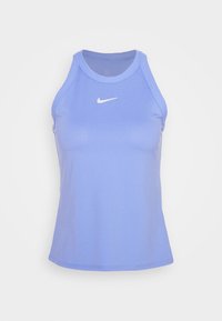 Canotta atletica senza maniche di colore lilla chiaro con il logo Nike a collo d'oca bianco centrato sul petto, su uno sfondo bianco semplice.