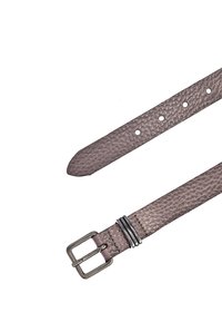 Leren riem in een gedempte mauve kleur met een gestructureerde afwerking, met vijf verstelgaten en een zilveren metalen gesp met drie ringen.