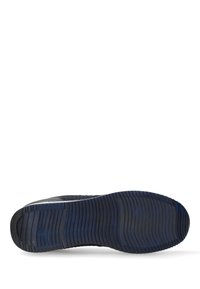 Svart atletisk skosula med horisontella spår för grepp. Tillverkad av gummi, med en rundad form och solid textur.