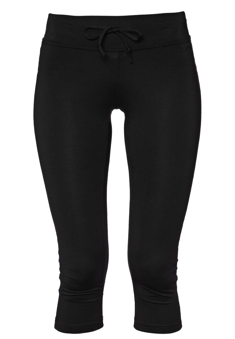 Czarne leginsy capri wykonane z gładkiego, elastycznego materiału. Posiadają elastyczny pas ze sznurkiem i dopasowany krój, kończący się tuż poniżej kolana.