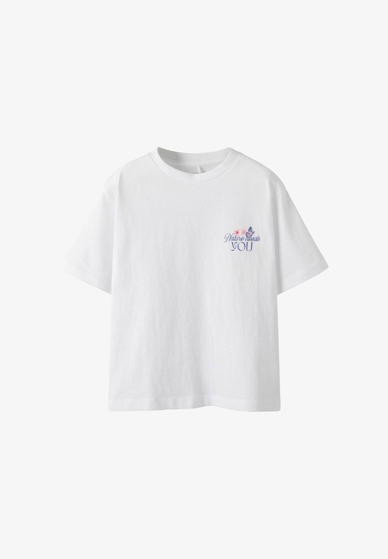 Balta medvilninė marškinėliai su trumpomis rankovėmis ir apvaliu kaklu. Priekyje puošnus tekstas su gėlių akcentais, skaitantis "Gamta turi TAVĘS."