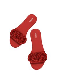 Sandali rossi in plastica lucida con una fascia testurizzata floreale che presenta petali sovrapposti e accenti tondeggianti. Logo sulla suola.