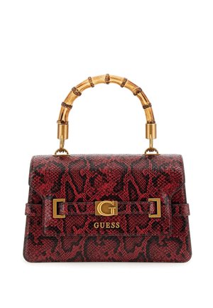 Handtas met rood-zwart slangenhuidpatroon, bamboe-achtige handgreep en een gouden "Guess"-logo op de voorklep.