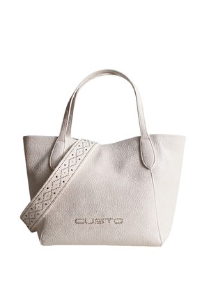 Witte gestructureerde leren tote bag met twee handvatten en een brede decoratieve schouderriem die de voorkant kruist.