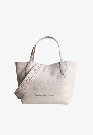 Borsa tote in pelle bianca strutturata con due manici e una larga tracolla decorativa che attraversa la parte anteriore.