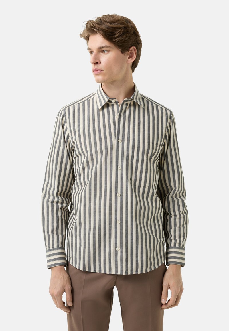 Gestreept shirt met lange mouwen in beige en marineblauw. Voorzien van een knoopsluiting bij de kraag, een borstzak en contrasterende gestreepte manchetten. Gemaakt van katoen.