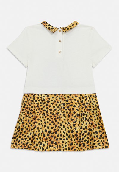 Robe blanche à manches courtes avec col et jupe imprimés léopard, ornée de trois boutons dorés à l'avant.