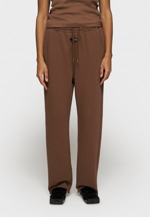 Pantaloni in cotone marrone con una vestibilità rilassata, vita elasticizzata e cordino. Parte anteriore liscia senza motivi o accenti visibili.