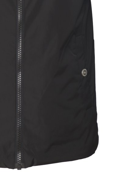 Giacca nera con chiusura a zip, tessuto texturizzato, tasche laterali e un accento con logo rotondo sulla tasca destra. Design semplice e funzionale.