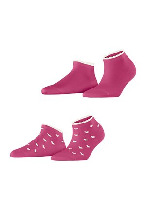 Dwie pary skarpetek do kostek w jaskrawym różu; jedna gładka para i jedna z małymi białymi wzorami serc, obie z białą falistą lamówką.