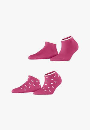 Deux paires de chaussettes basses de couleur rose vif ; une paire unie et une avec de petits motifs de cœurs blancs, toutes deux avec une bordure festonnée blanche.