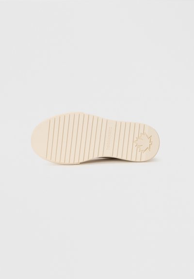 Semelle de chaussure en caoutchouc beige clair avec des rainures verticales et un logo en forme de feuille d'érable, design plat et forme de bout arrondi.