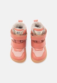 Rosa lærstøvler med grå faux fur-fôr, to Borrelåsremmer og et teksturert stoffpanel. Rund tå og såle i brunt gummi.