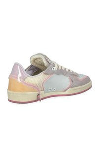 Zapatilla multicolor que presenta una mezcla de materiales: ante suave, cuero liso y tela texturizada. El diseño incluye tonos pastel, cierre de cordones en la parte delantera y detalles en contraste.