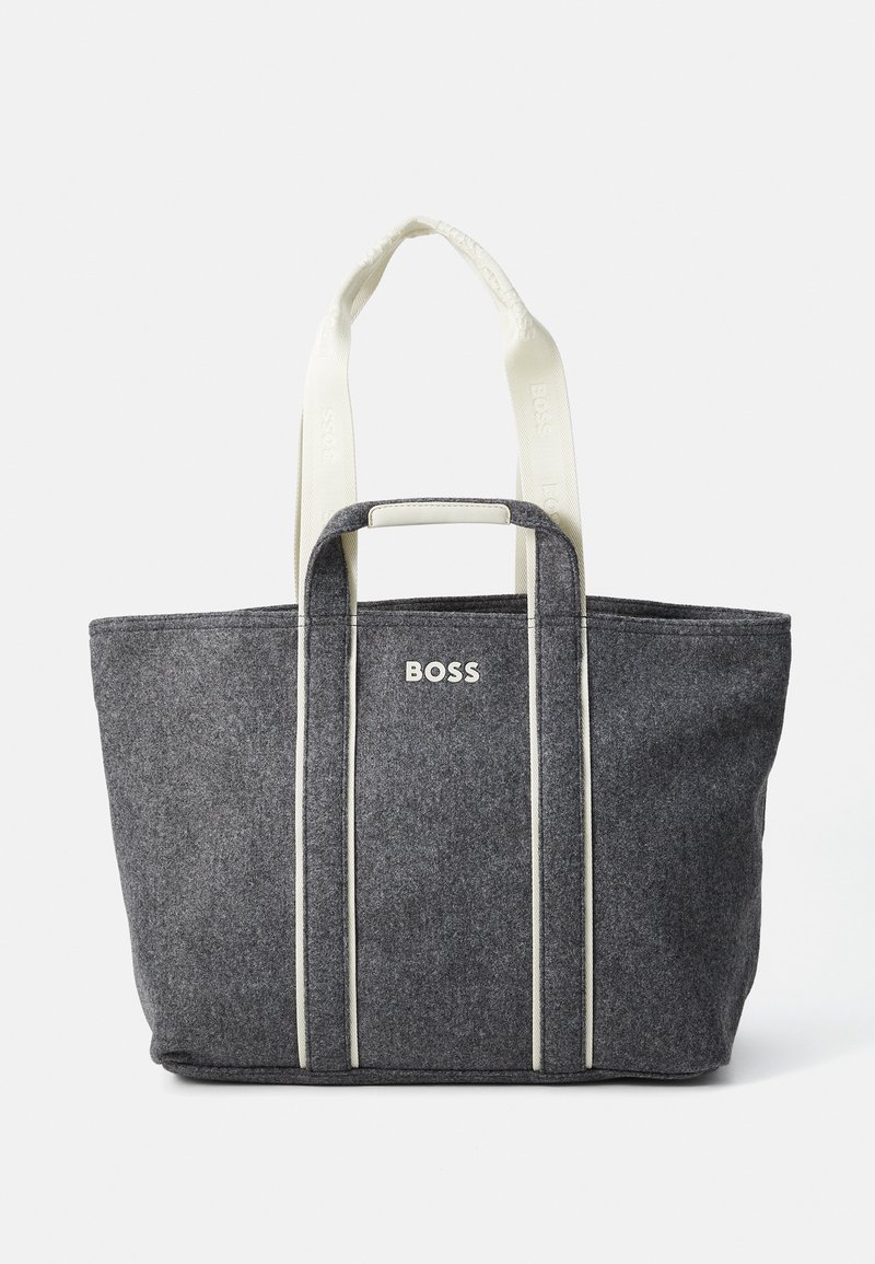 Siva torba od filca s bež drškama, minimalističkog dizajna s srebrnim "BOSS" logotipom sprijeda i dvostrukim gornjim drškama.