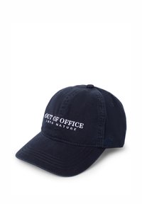 Marineblå baseballcap lavet af bomuld med buet skygge og broderet tekst "UD AF KONTOR IND I NATUR" i hvid.