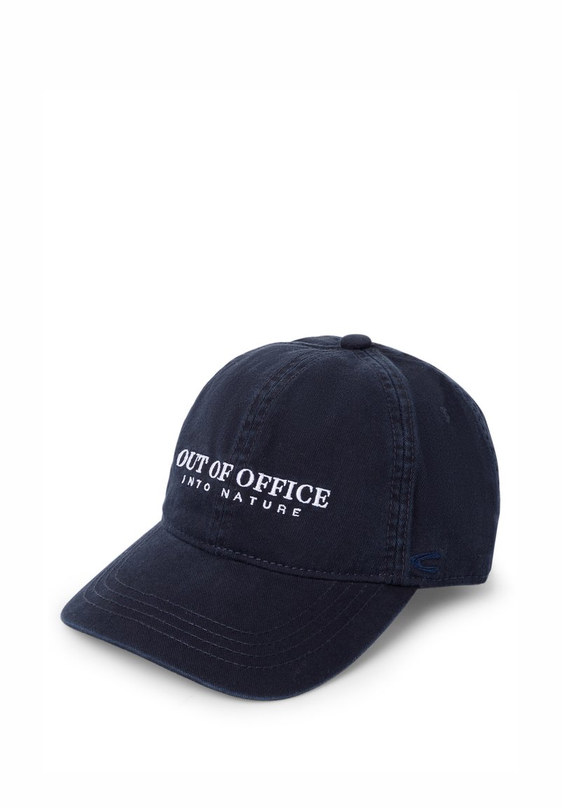 Marineblå baseballcap lavet af bomuld med buet skygge og broderet tekst "UD AF KONTOR IND I NATUR" i hvid.