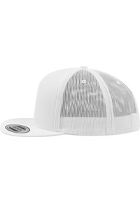 Fehér baseball sapka szilárd elülső résszel, hálós hátsó résszel, lapos árral és szellőzőlyukakkal. Címke részletei az árrés alsó és hátsó részén.