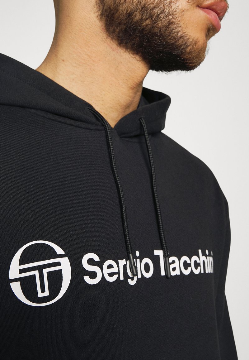 Herren Shirts | Sergio Tacchini ALOE KAPUZENSWEATSHIRT Kapuzenpullover black/white/schwarz - ZW02562 Herren Shirts | Sergio Tacchini ALOE KAPUZENSWEATSHIRT Kapuzenpullover black/white/schwarz - ZW02562