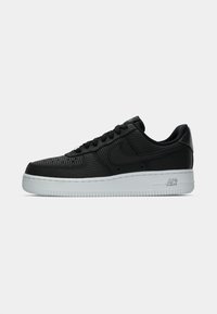 Crne Nike Air Force 1 tenisice sa teksturiranim gornjim dijelom, vezanjem i kontrastnom bijelom gumenom potpeticom koja ima rebrasti detalj.