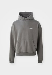 Grå bomulds hoodie med en frontlomme, justerbar snor i hætten og hvidt logo på brystet. Manchetterne og sømmen er ribbede.