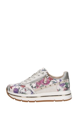 Lage sneaker met witte zool, bloemenprint stof, beige accenten, zijrits en metalen studs op een beige strook langs de zijkant.