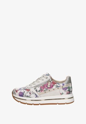 Lage sneaker met witte zool, bloemenprint stof, beige accenten, zijrits en metalen studs op een beige strook langs de zijkant.