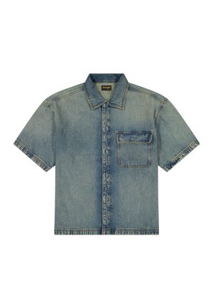 Kortermet, lyseblå denimskjorte med krage og en brystlomme med Wrangler-merkelapp.