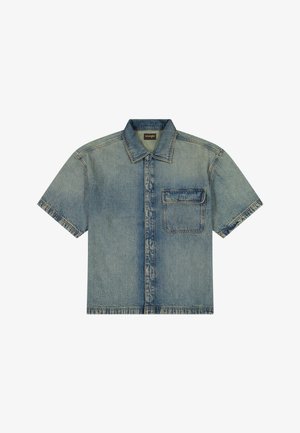 Kortermet, lyseblå denimskjorte med krage og en brystlomme med Wrangler-merkelapp.