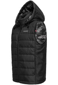 Gilet imbottito nero con cappuccio, caratterizzato da accenti in camouflage grigio sulle spalle, chiusura con zip e una texture trapuntata.