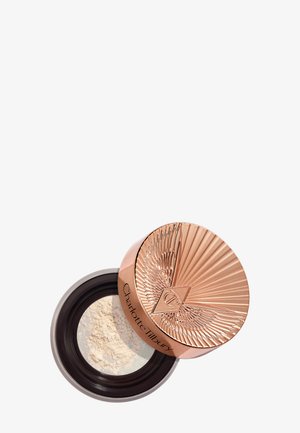 Lockeres, durchscheinendes Fixierpuder mit roségoldgeprägtem Deckel mit Flügeln und dem Markennamen Charlotte Tilbury auf weißem Hintergrund.