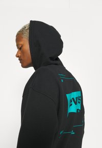 Levi's® RELAXED GRAPHIC - Sweatshirt com capuz - black