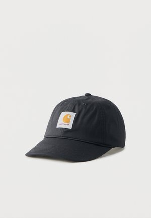 Schwarze Carhartt-Baseballkappe mit gebogenem Schirm und quadratischem weißem Logopatch mit gelbem Emblem auf der Vorderseite.