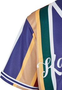 Flerfarget kortermet jersey i lilla, grønn, gul og brun med hvite striper; har brodert hvit tekst.