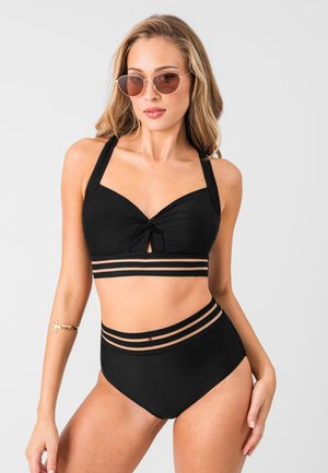 Ensemble de bikini noir comprenant un haut noué avec des bretelles larges et un bas taille haute. Comprend des accents rayés transparents sur les deux pièces.