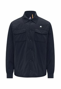 Camicia button-up blu navy realizzata in tessuto leggero, con due tasche sul petto, colletto a punta e un discreto logo vicino al colletto.