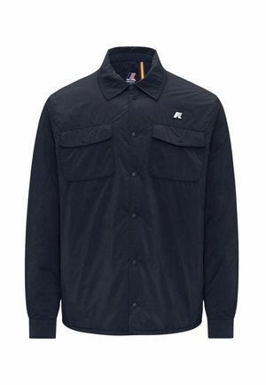 Camicia button-up blu navy realizzata in tessuto leggero, con due tasche sul petto, colletto a punta e un discreto logo vicino al colletto.
