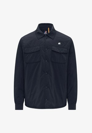 Camicia button-up blu navy realizzata in tessuto leggero, con due tasche sul petto, colletto a punta e un discreto logo vicino al colletto.