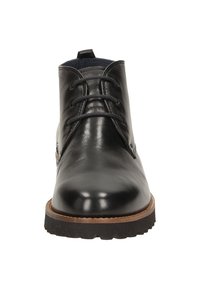 Bottine en cuir noir avec une finition lisse, bout rond et design à lacets. Présente une semelle en caoutchouc marron contrastante et des détails de couture.