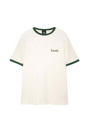 Tricou alb din bumbac cu guler și mâneci ribbate verzi; prezintă inscriptionarea "Locally" într-un font decorativ în zona stângă a pieptului.