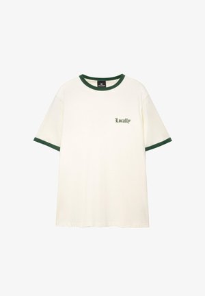 Tricou alb din bumbac cu guler și mâneci ribbate verzi; prezintă inscriptionarea "Locally" într-un font decorativ în zona stângă a pieptului.