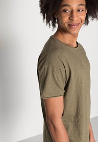 Nudie Jeans ROGER - T-shirt básica - faded green