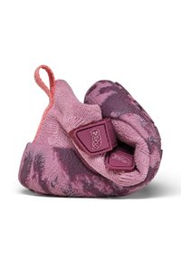 Chaussons violets et roses avec un design texturé, en tissu doux, semelles en caoutchouc et une sangle décorative avec un logo d'ours.