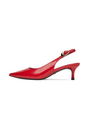 Zapatos de tacón slingback de charol rojo con punta afilada y un acento en tono dorado en la correa. Presenta un tacón delgado negro.